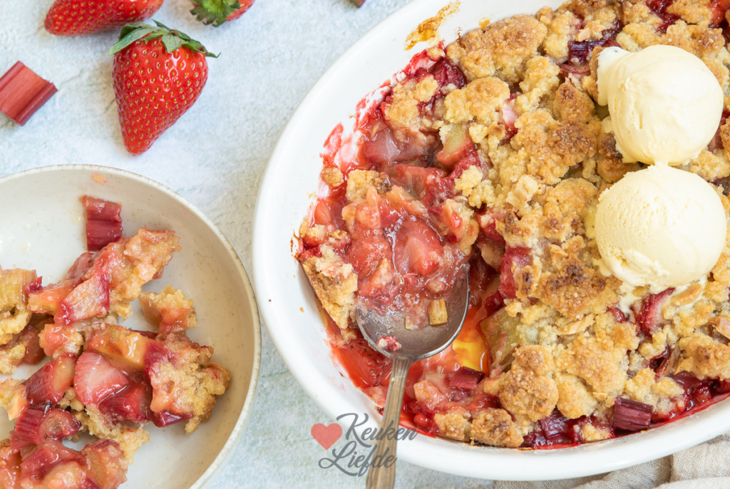 Rabarber crumble met aardbei