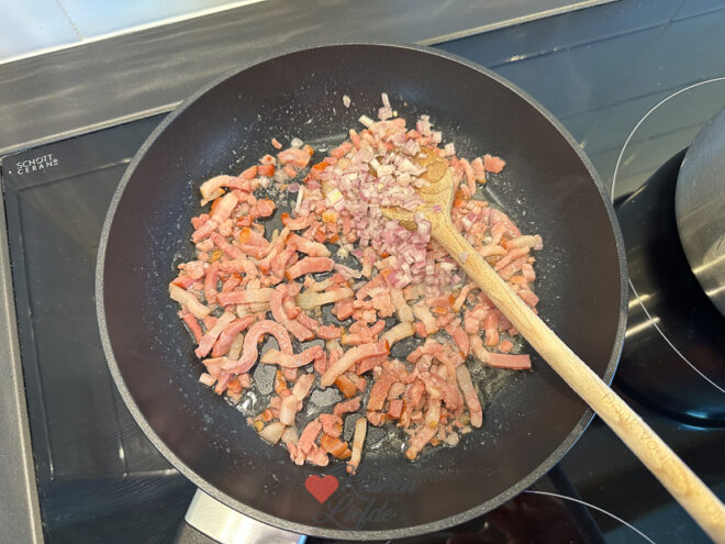 Bak de sjalot, cherrytomaten en knoflook mee