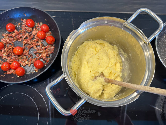 Kook de aardappels gaar en stamp ze fijn