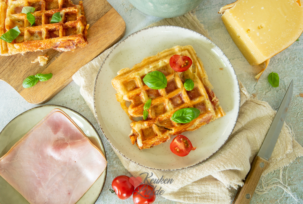 Croissantwafel met ham en kaas