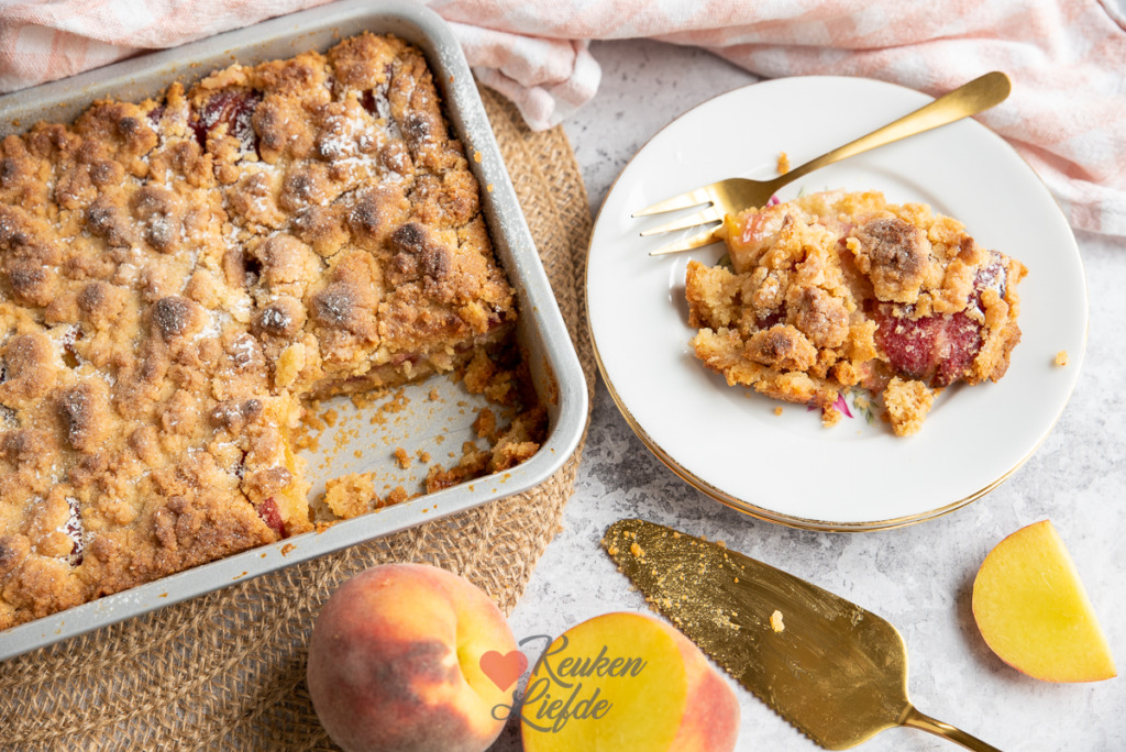 Perzik kruimeltaart van bakblik