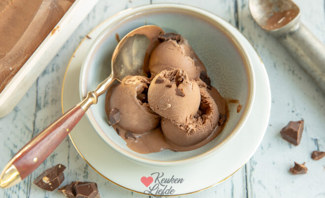 Chocoladeroomijs uit de ijsmachine