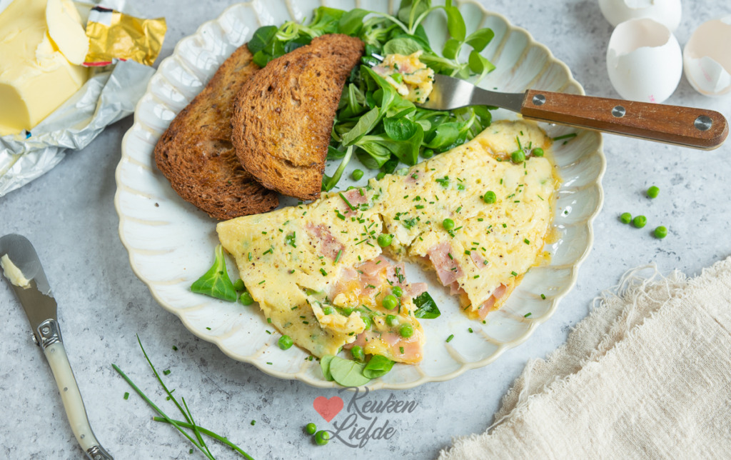 Omelet met ham en doperwten