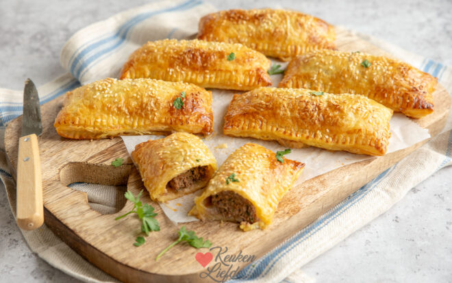 Zelfgemaakte saucijzenbroodjes