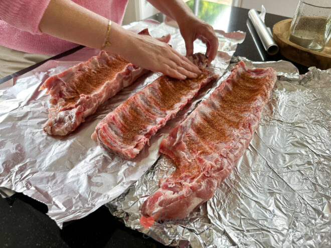 Wrijf de spareribs in met de kruidenmix