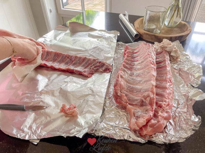 Vlies van spareribs trekken