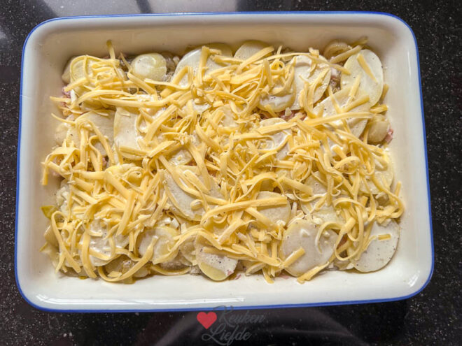 Verdeel roommengsel en overige ingrediënten erover