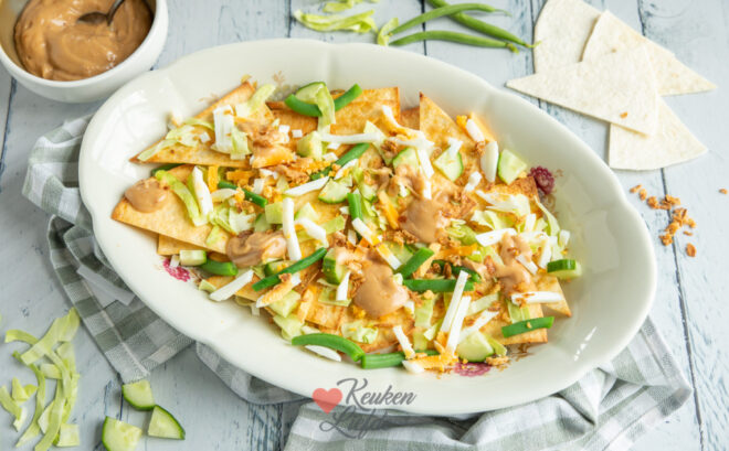 Loaded nacho’s met pindasaus en sperziebonen