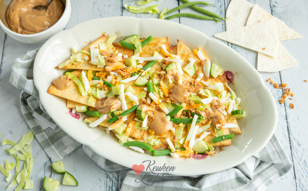 Loaded nacho's met pindasaus en sperziebonen