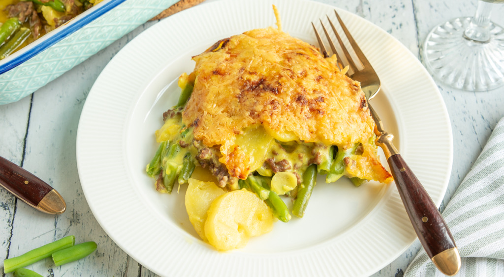 Ovenschotel met sperziebonen, gehakt en kerriesaus