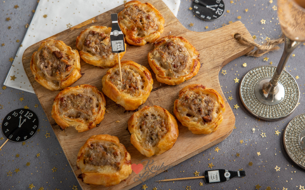 Bladerdeeghapje met worst en Blue Stilton