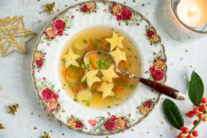 Heldere bouillon met sterretjes