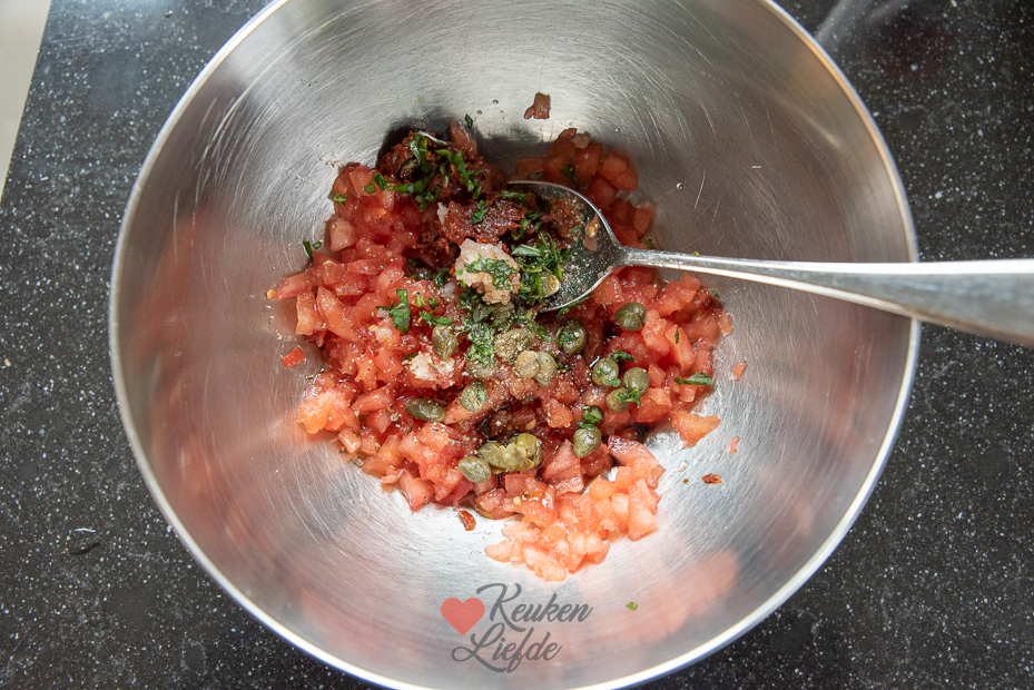 Tomatentartaar met burrata Tomatentartaar met burrata