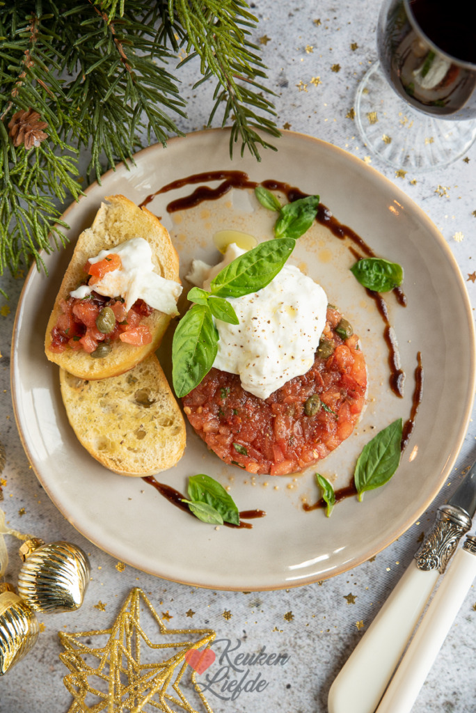 Tomatentartaar met burrata Tomatentartaar met burrata