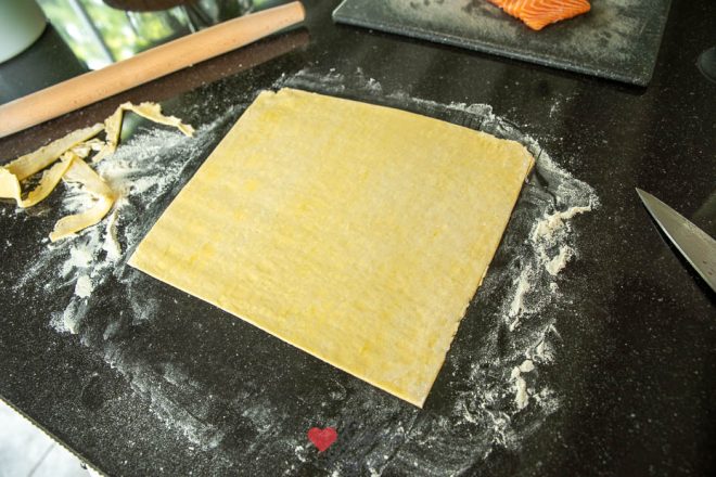 Rol het bladerdeeg uit