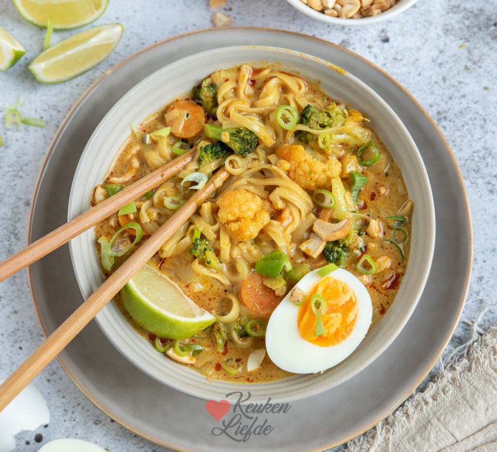 Currysoep met noedels Currysoep met noedels