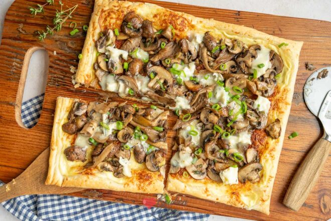 Plaattaart met paddenstoelen en gorgonzola