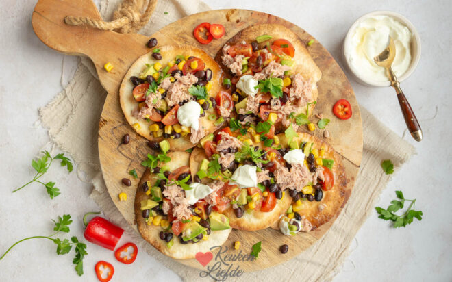 Tostada met tonijn en zwarte bonensalsa