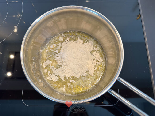 Visschotel met puree, wortel en doperwtjes