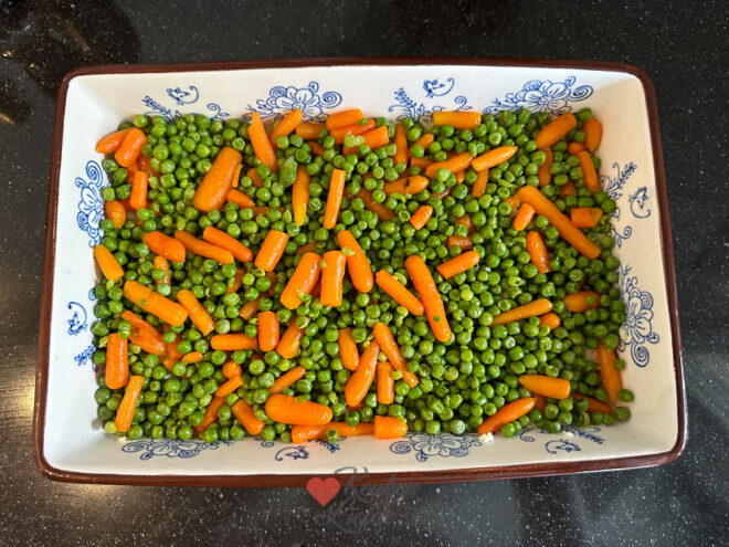 Visschotel met puree, wortel en doperwtjes