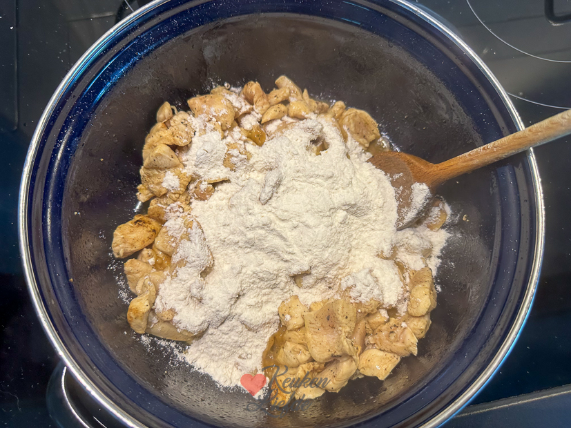 Kip in mosterd-dilleroomsaus