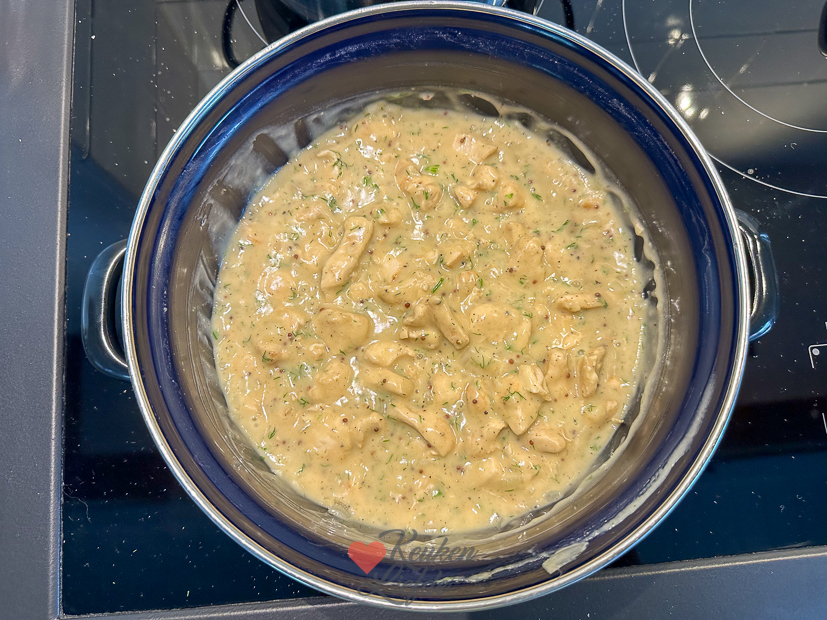 Kip in mosterd-dilleroomsaus