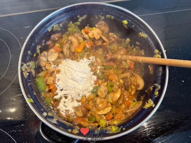 Bak de tomatenpuree en bloem mee