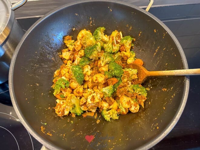Bak de groenten en currypasta mee