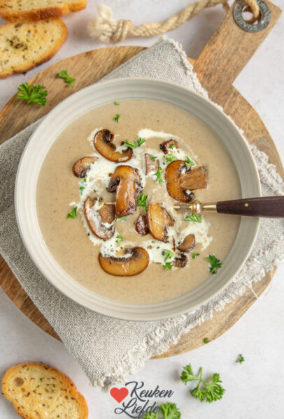 Garneer met de gebakken champignons en serveer