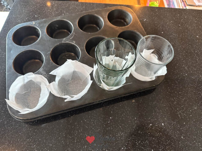 Verwarm de oven en vul bakblik met bakpapier