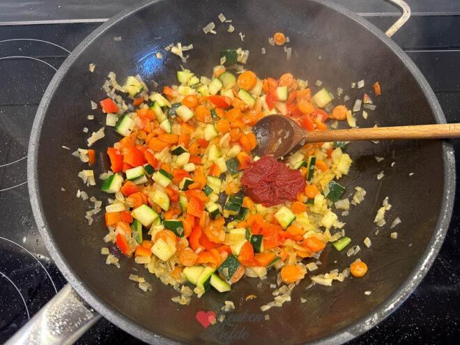 Bak de tomatenpuree mee