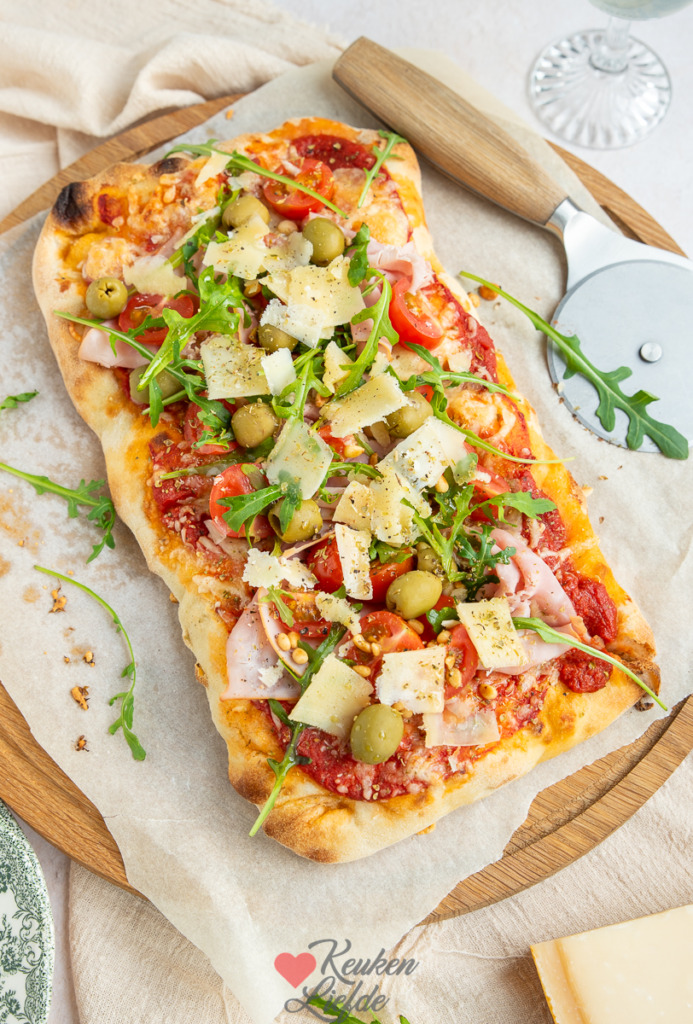 Pinsa met ham en olijven Pinsa met ham en olijven