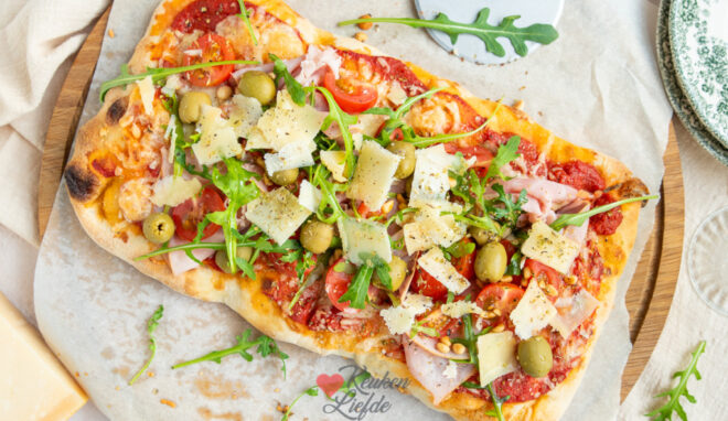 Pinsa met ham en olijven