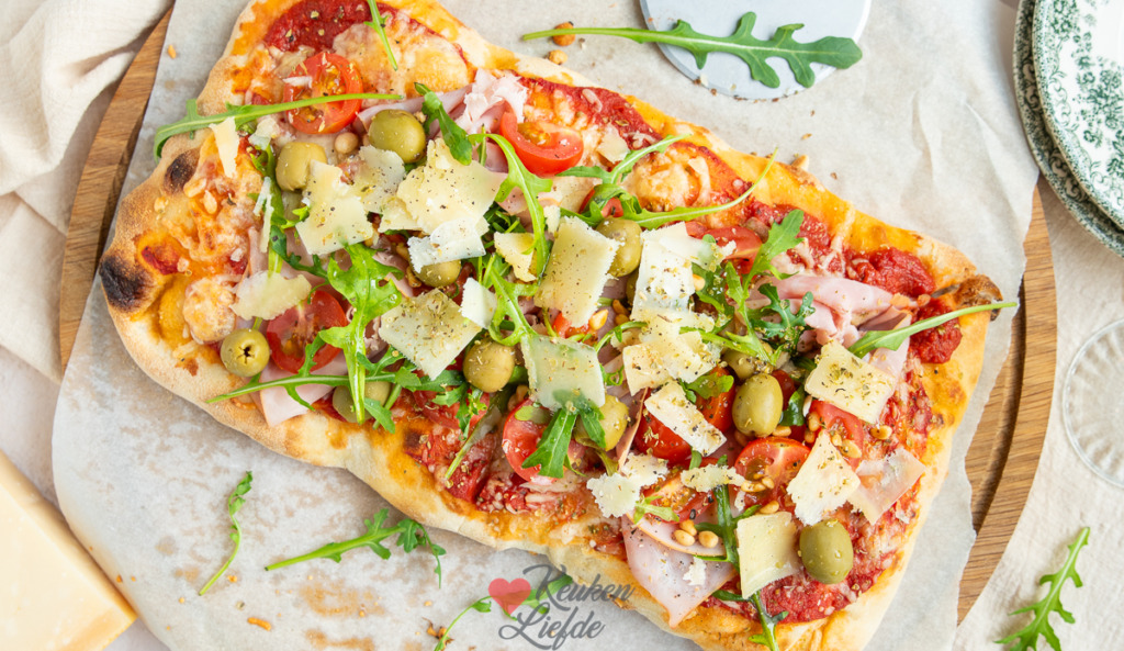 Pinsa met ham en olijven