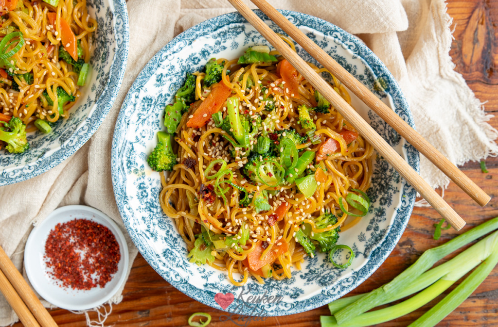 Snelle eenpansnoedels met groenten