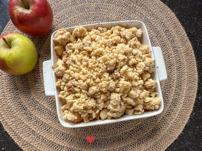 Verdeel appels en kruimels over ovenschaal