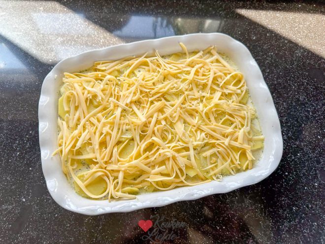 Bestrooi met kaas en bak in de oven