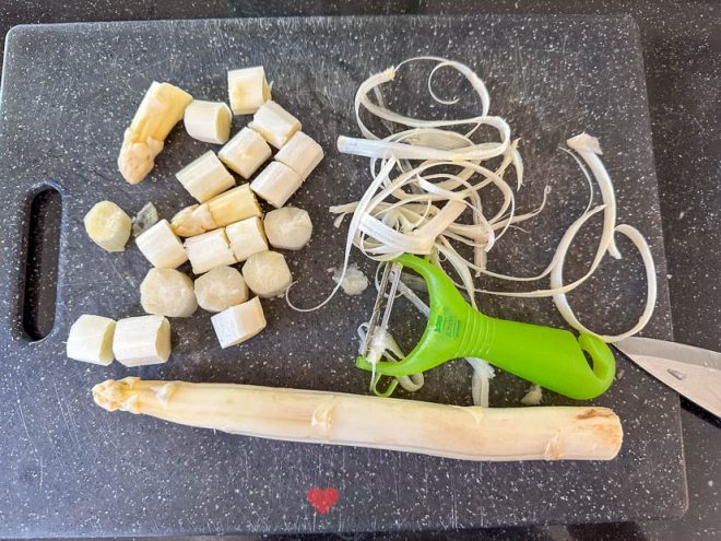 Asperges schillen en snijden
