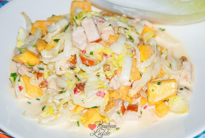 Witlofsalade met gerookte kip en mango