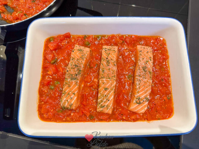Zalm in de saus leggen