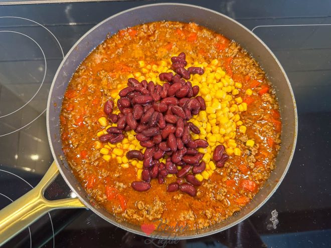 Voeg de ingrediënten toe aan het gehakt