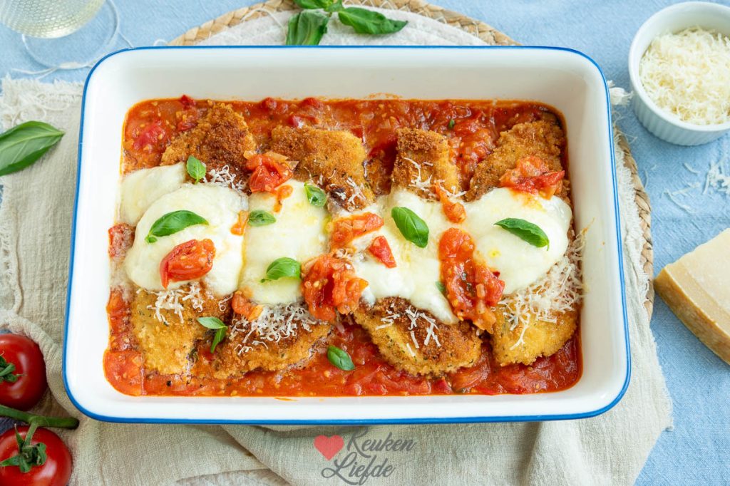 Kip parmezaan: krokante kip met tomatensaus, mozzarella en Parmezaan