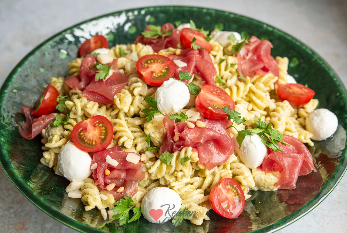 Pasta pesto salade met carpaccio