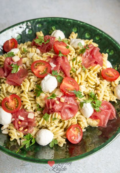 Garneer de pastasalade en serveer