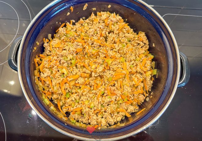 Groenten en gehakt toevoegen