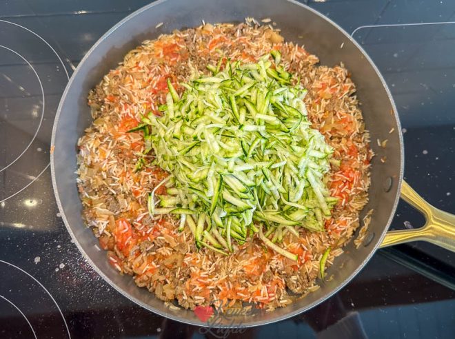 Bak tomaat, rijst, courgette en kruiden mee