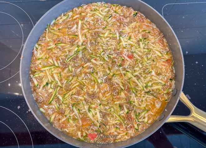 Voeg bouillon toe en laat garen
