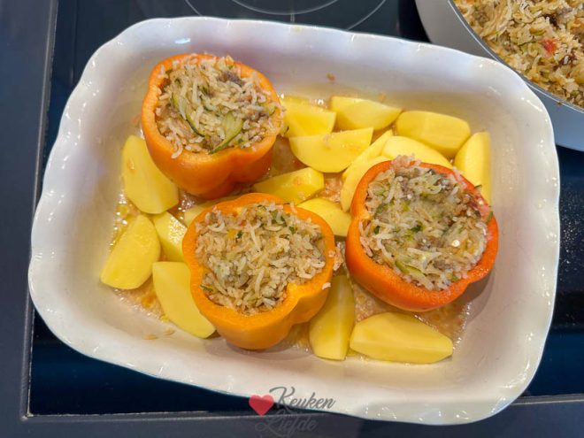 Verdeel aardappel rondom paprika's