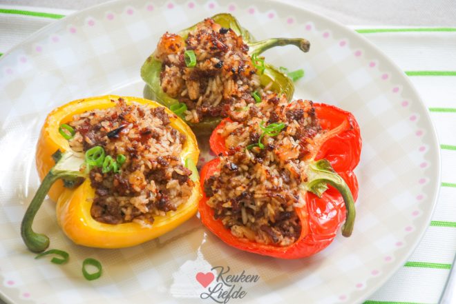 Spaanse gevulde paprika met gehakt, rijst en chorizo