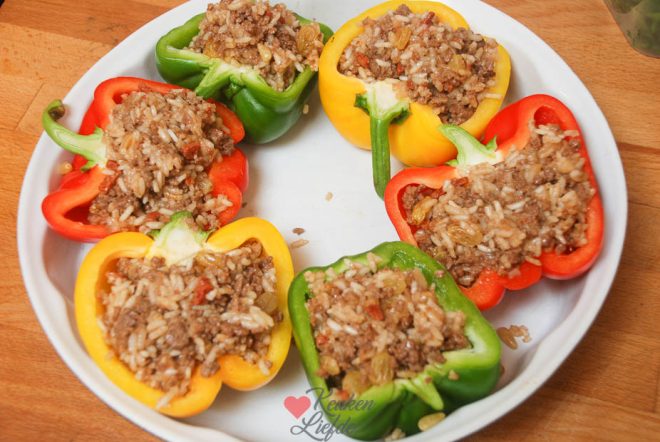 Vul de paprika's met het gehakt-rijstmengsel